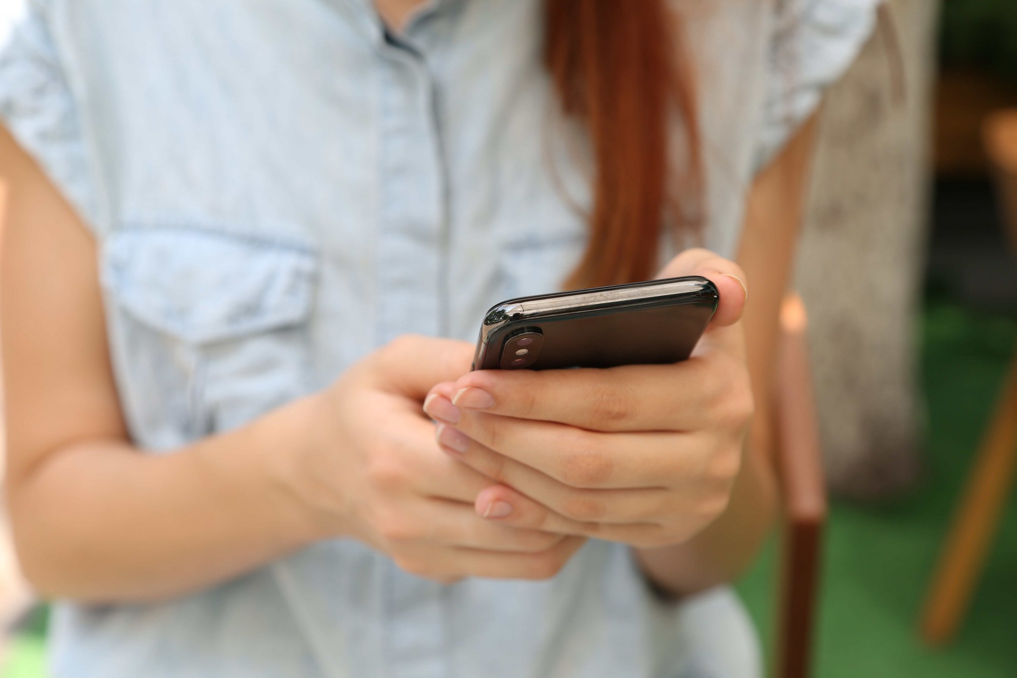 frau handy newsletter smartphone