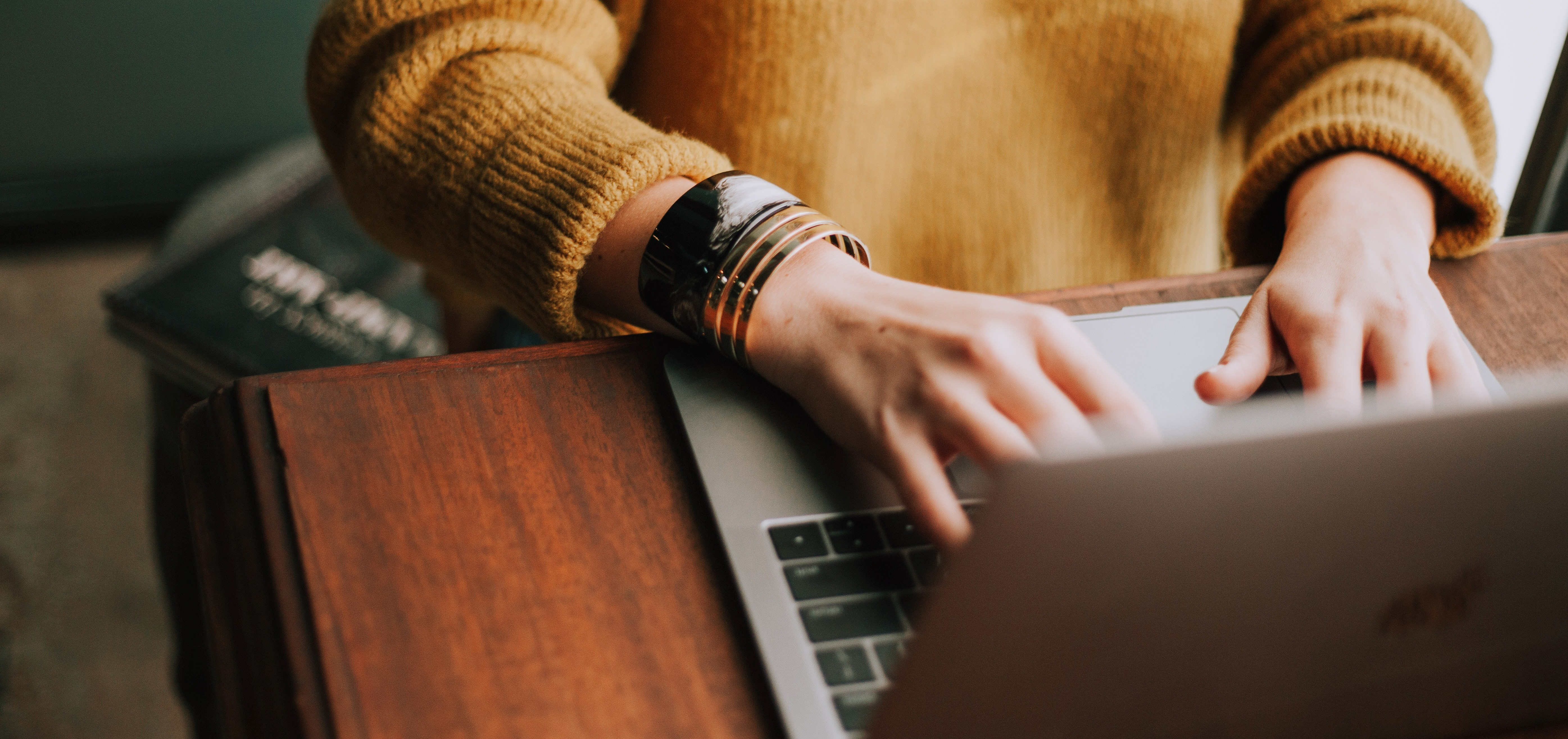 frau laptop emails newsletter