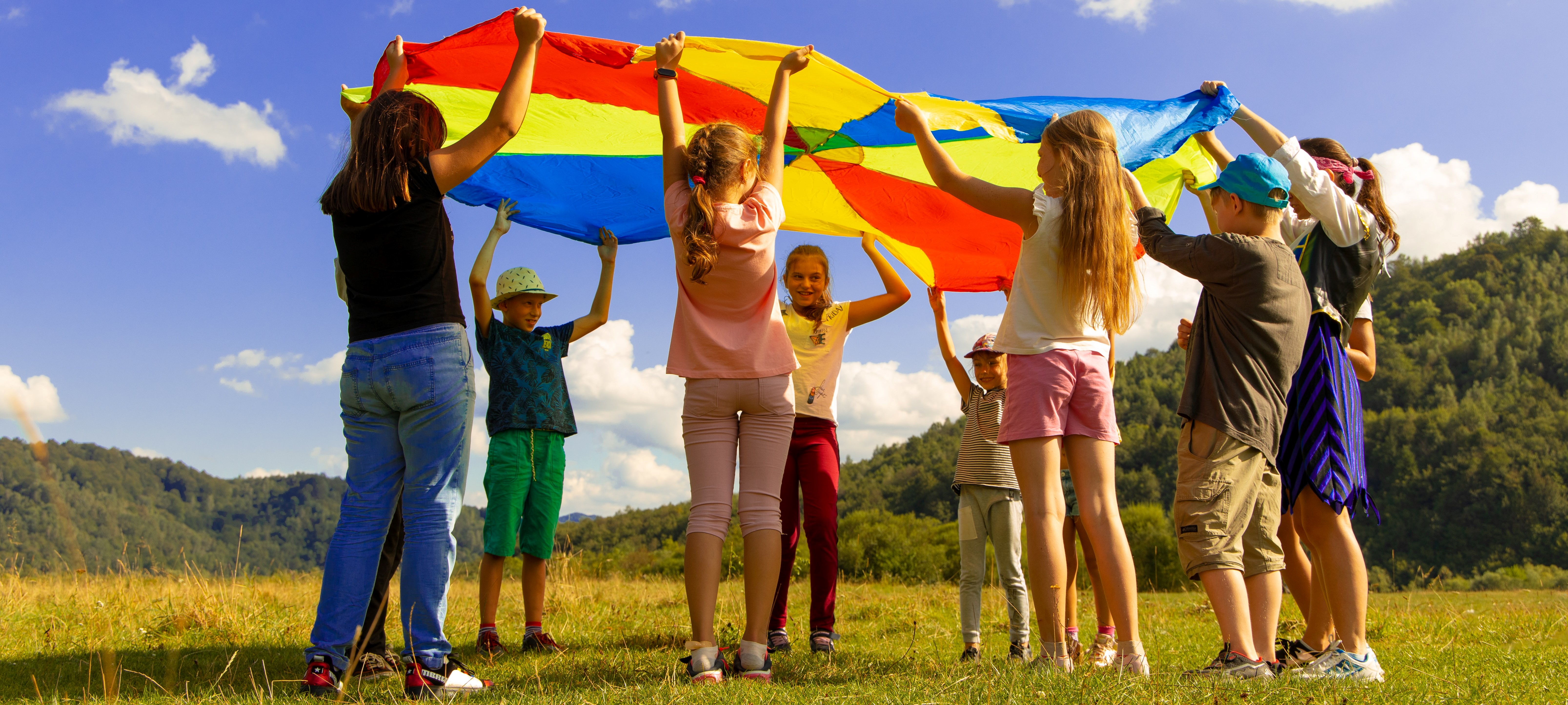 schwungtuch bunt kinder spielen 