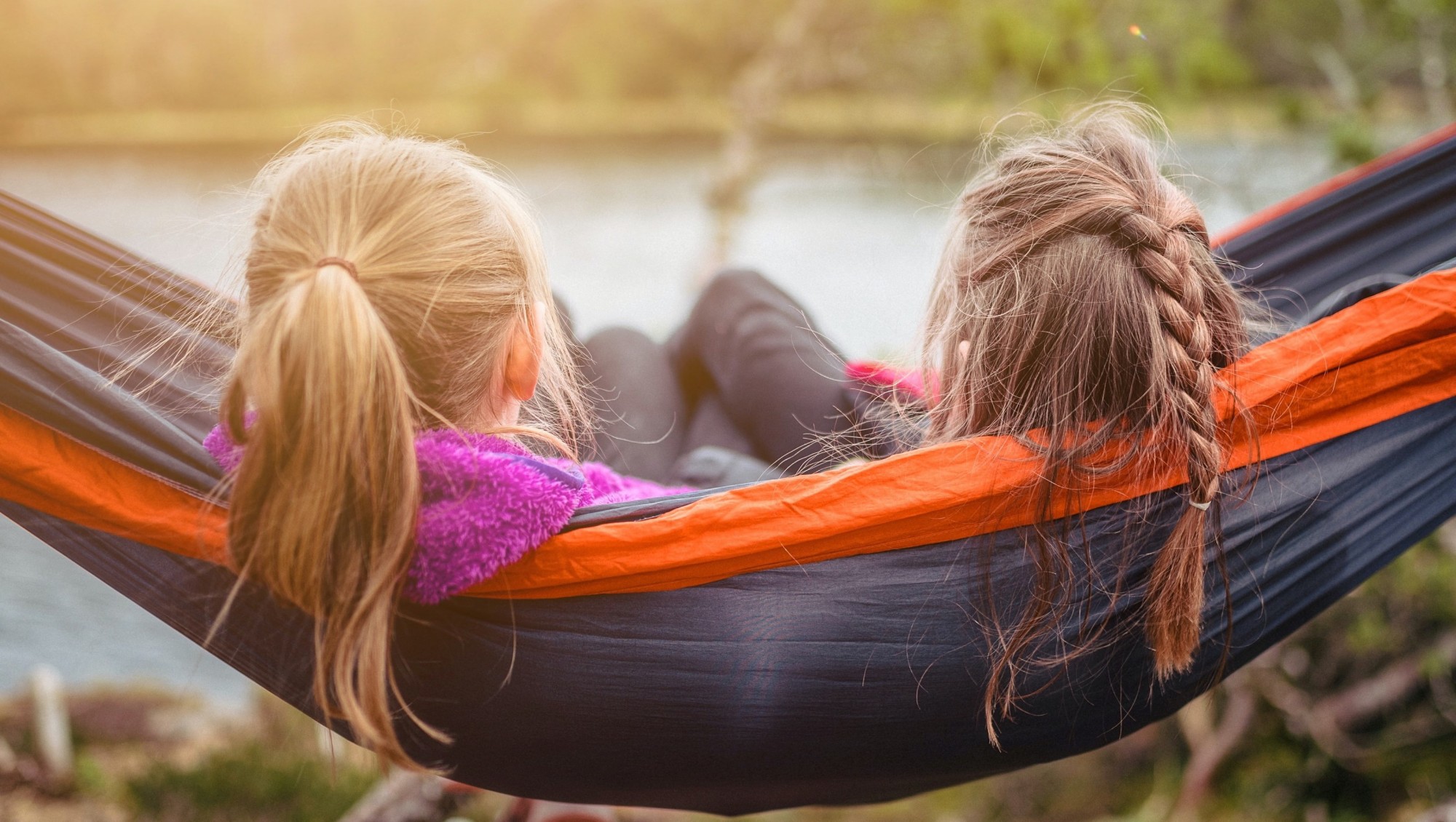 maedchen haengematte freundschaft