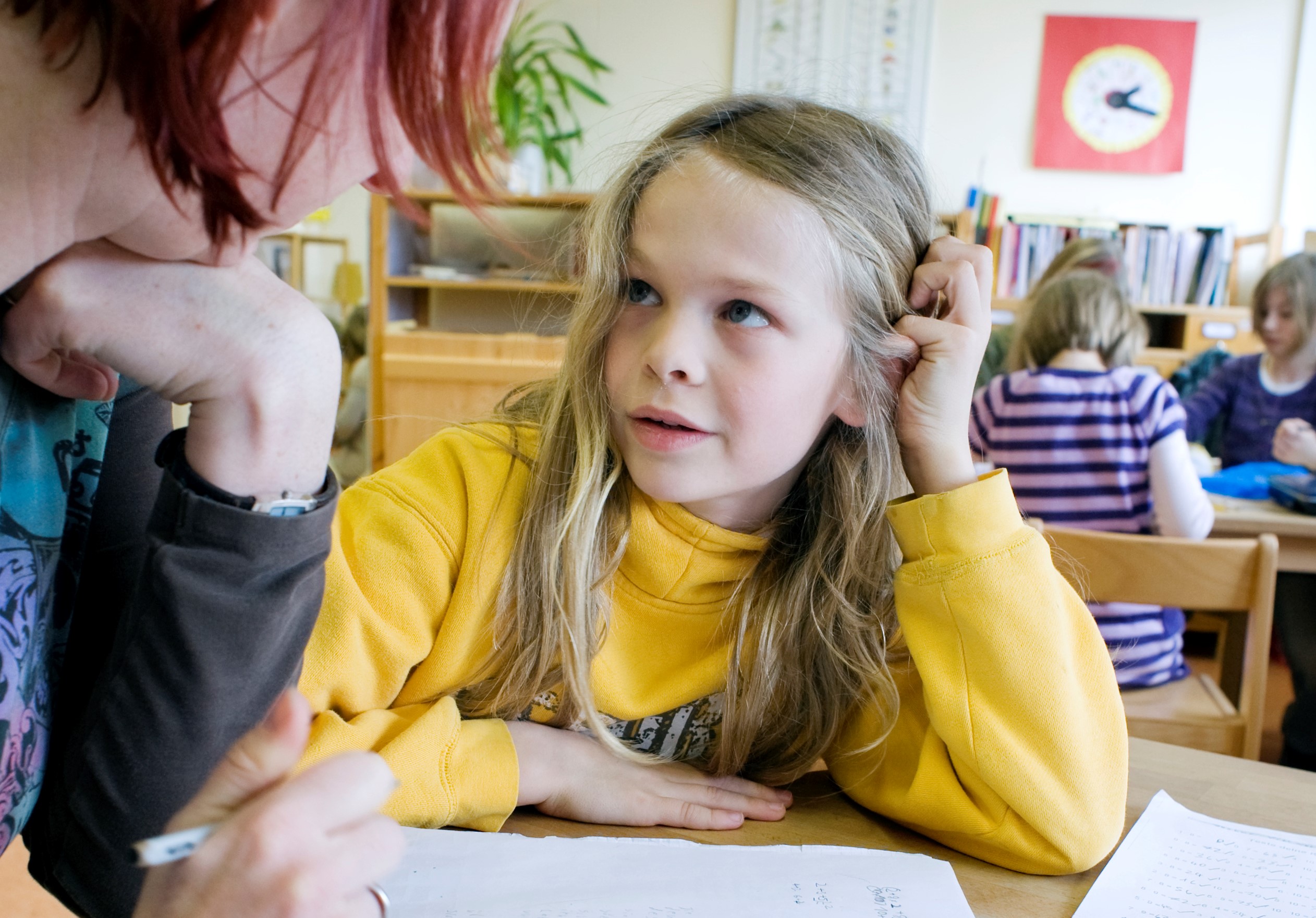 maedchen lehrerin erklaert schule