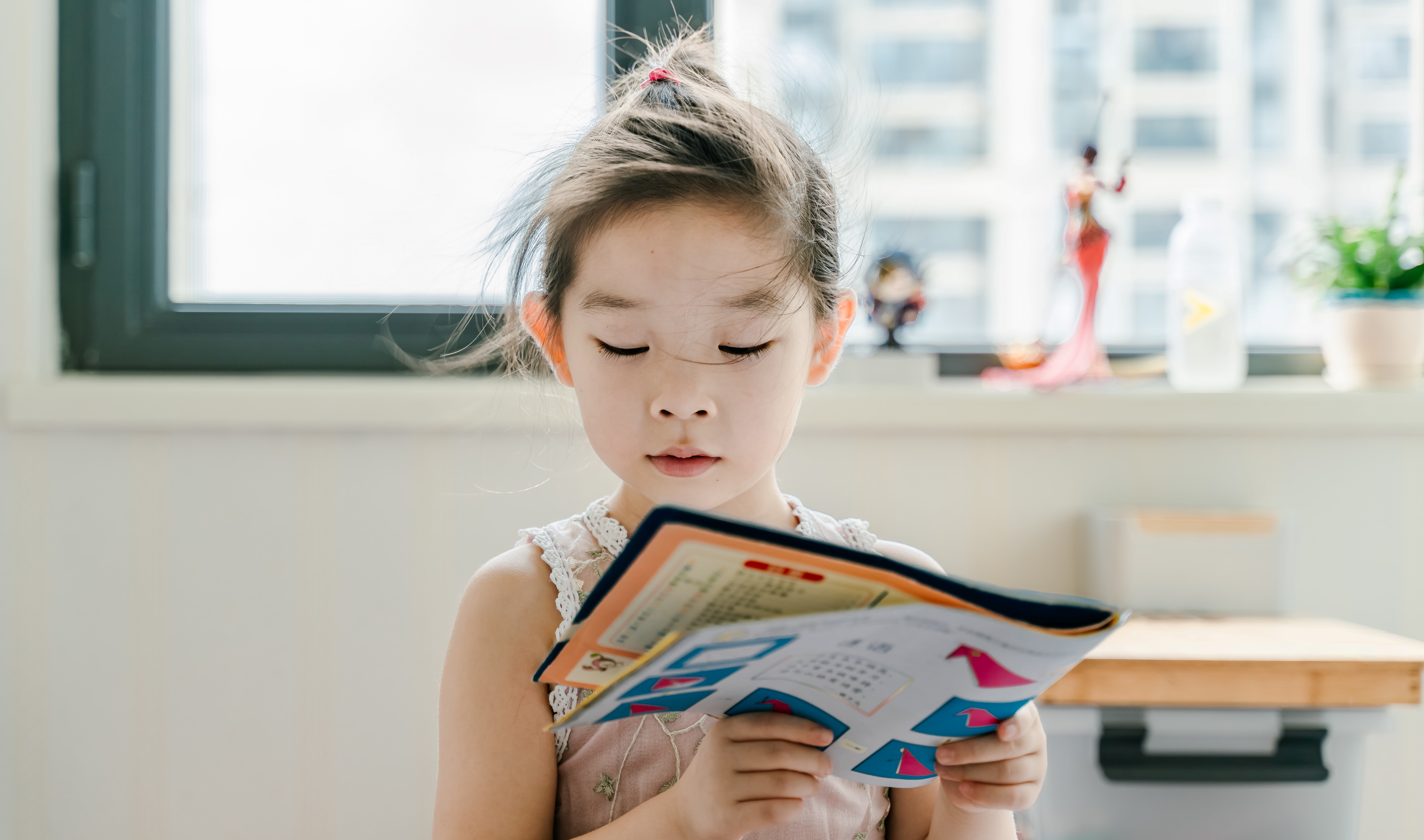 maedchen liest heft schule