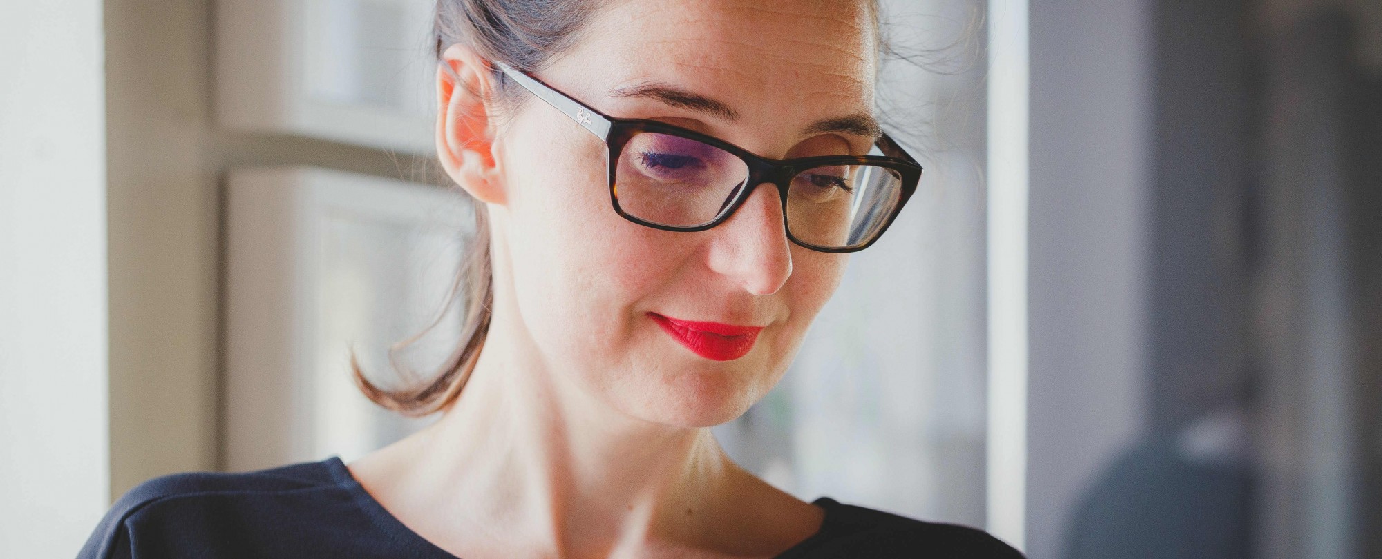 frau mit brille arbeitet lehrerin montessori
