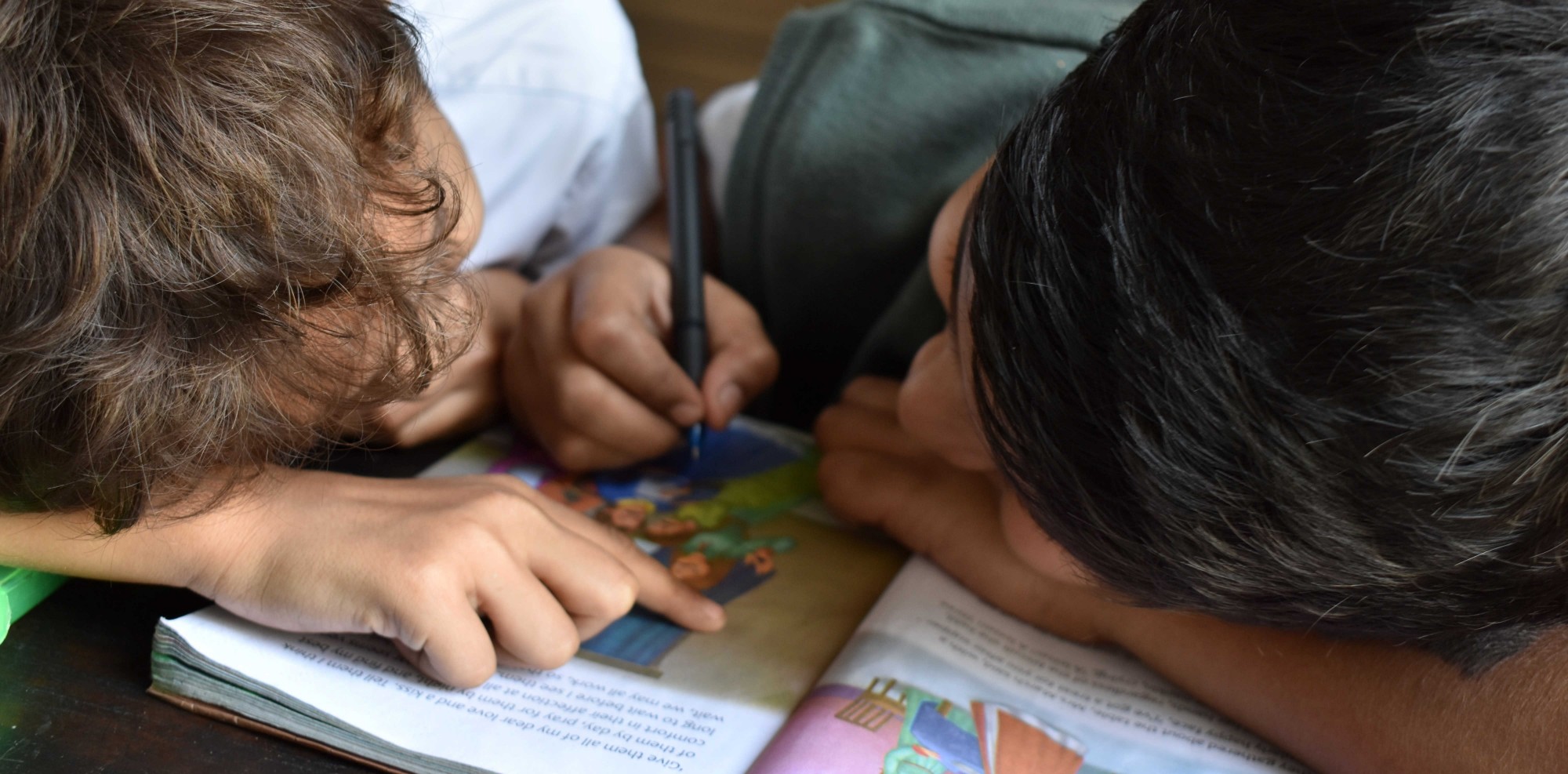 jungen lesen buch schule