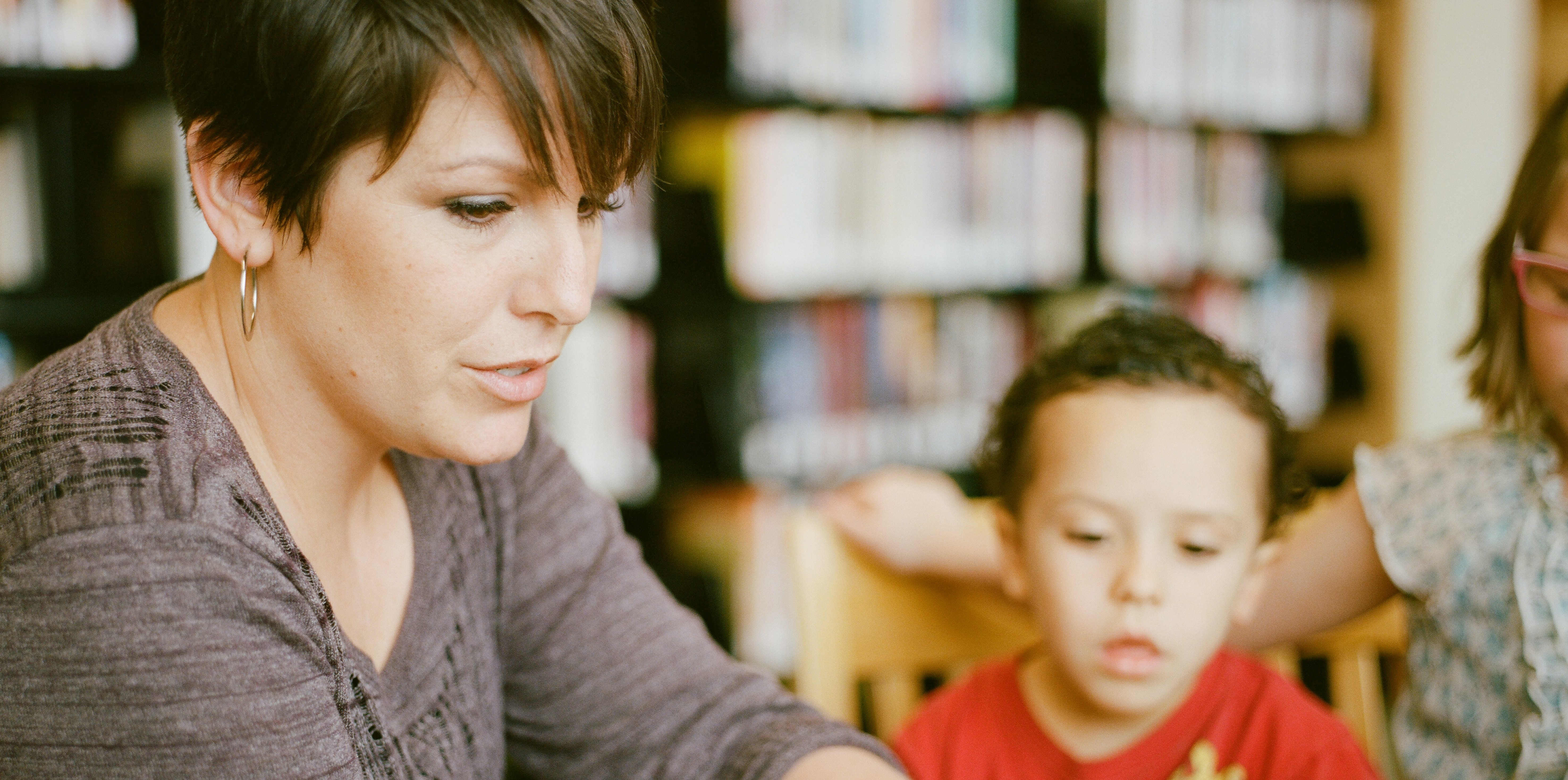 lehrerin schueler erklaeren montessori