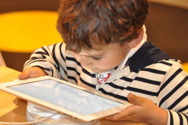 Kind mit IPad